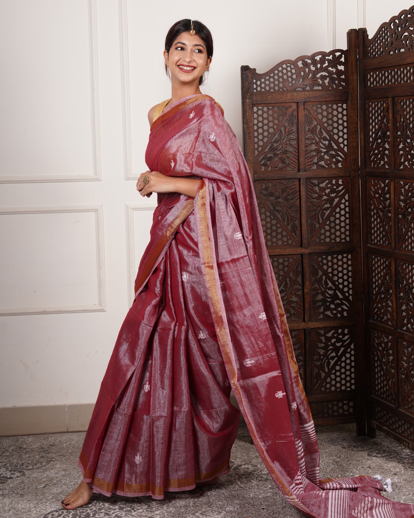 Gulnar Glow – Handwoven Tissue Linen Saree with Jamdani Motifs