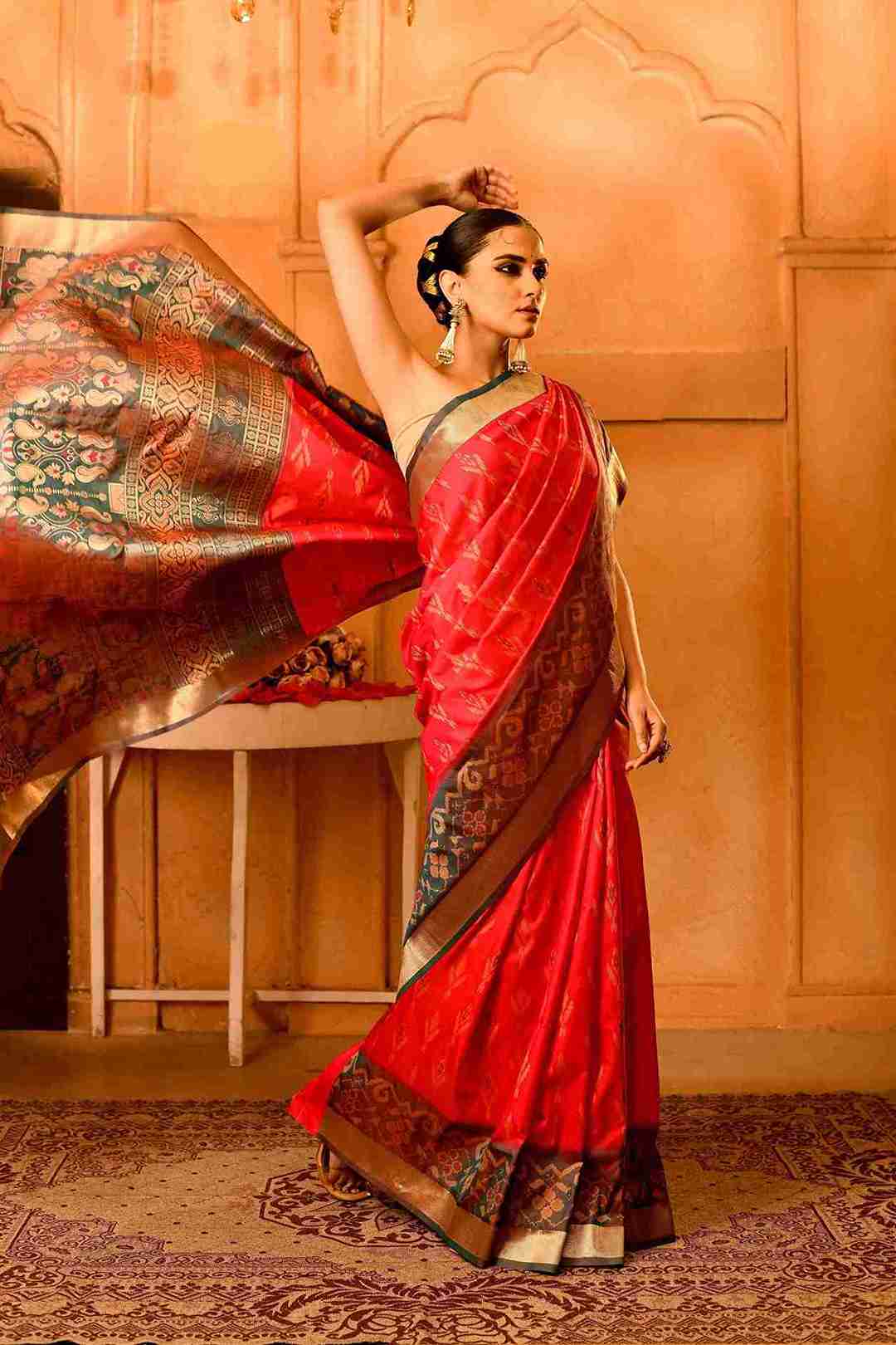 Rani Van Semi Blended Silk | Ikat Weave | Dual - Tone Rani Pink & Bottle Green - Ethlore