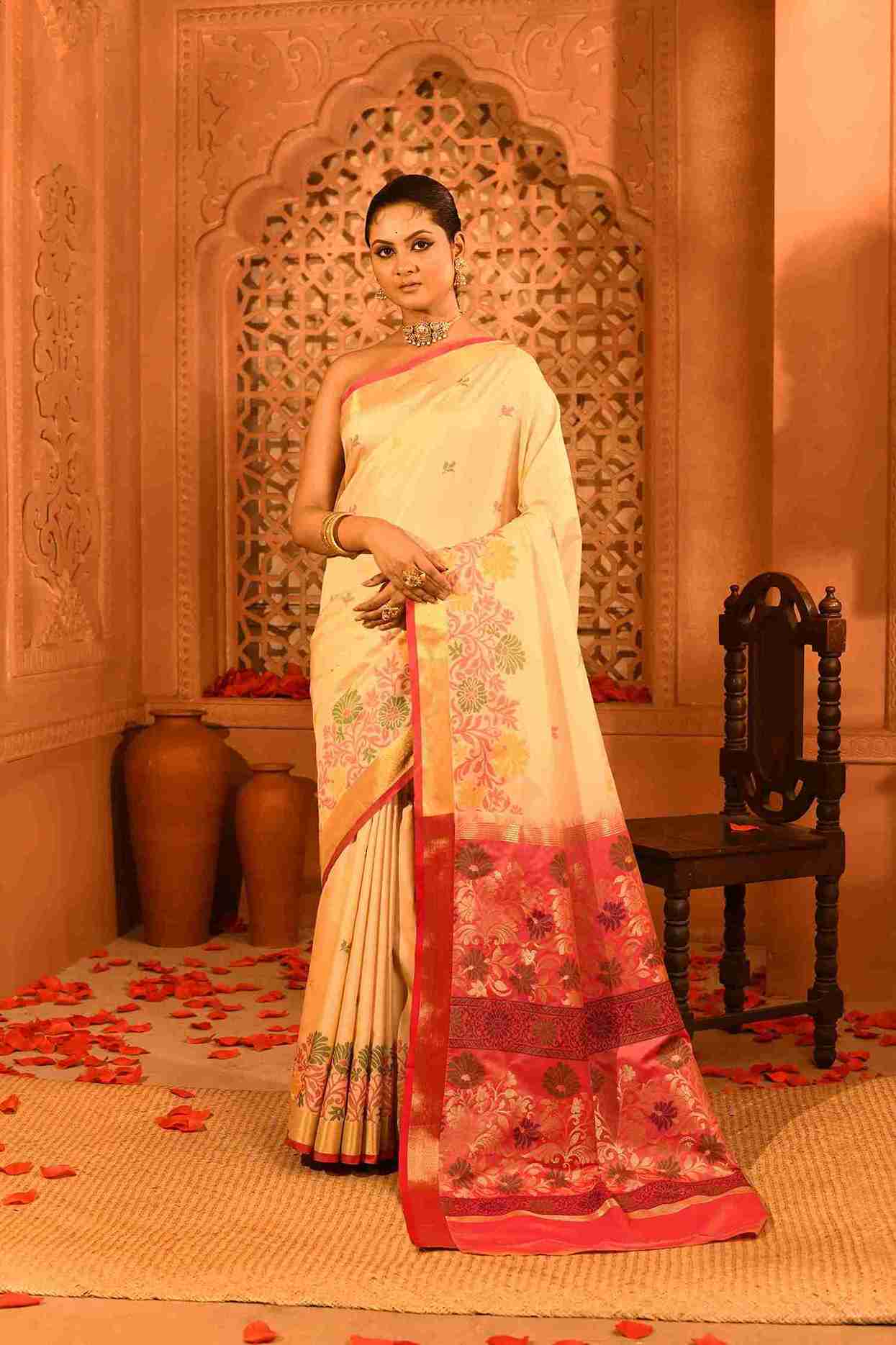 Rani Phool Blended Silk | Floral Jamdani-Style Weave & Contrast Pallu & Border