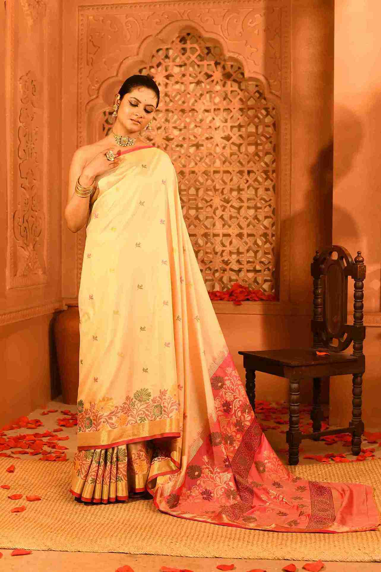 Rani Phool Blended Silk | Floral Jamdani-Style Weave & Contrast Pallu & Border