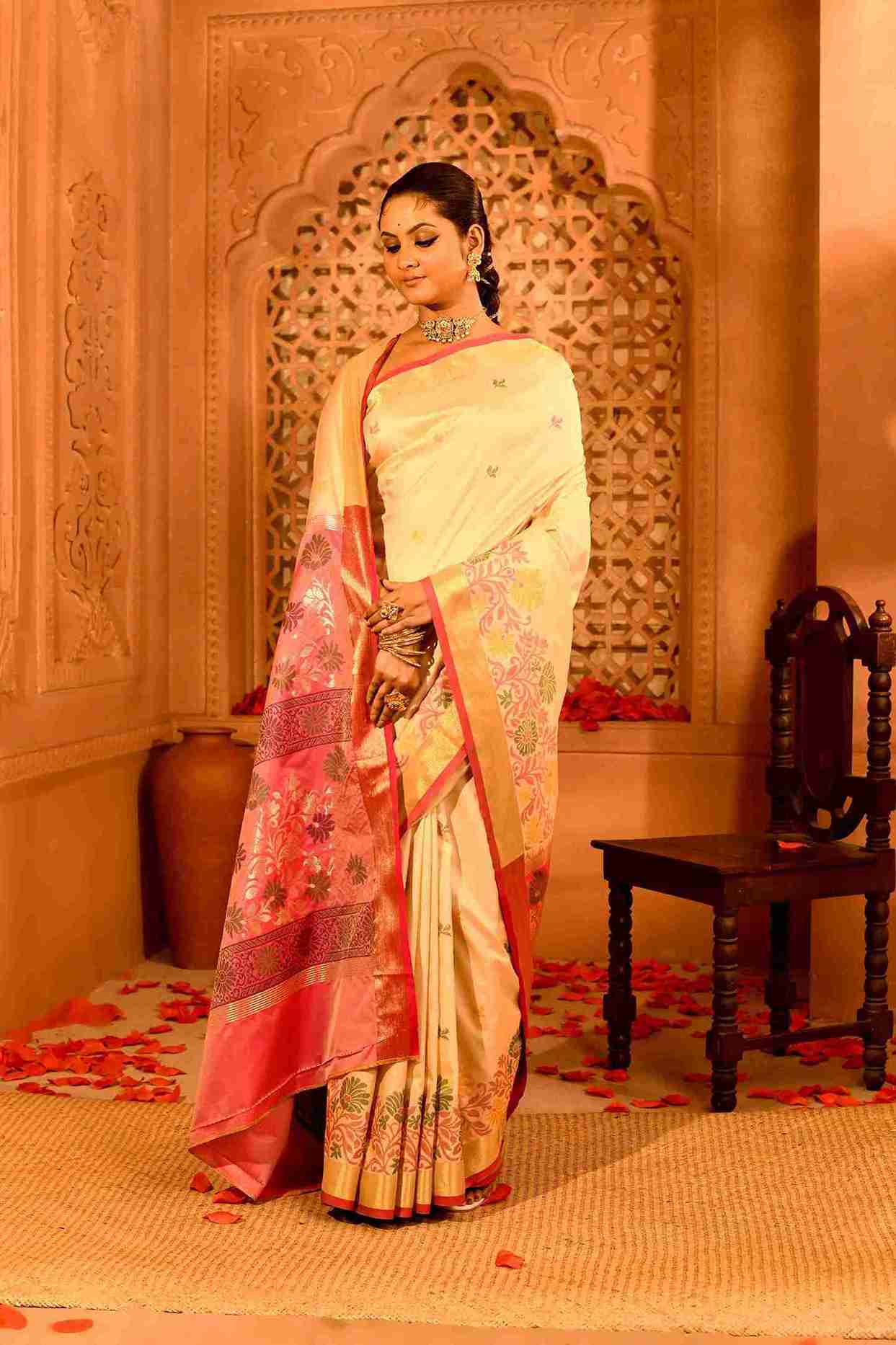 Rani Phool Blended Silk | Floral Jamdani-Style Weave & Contrast Pallu & Border