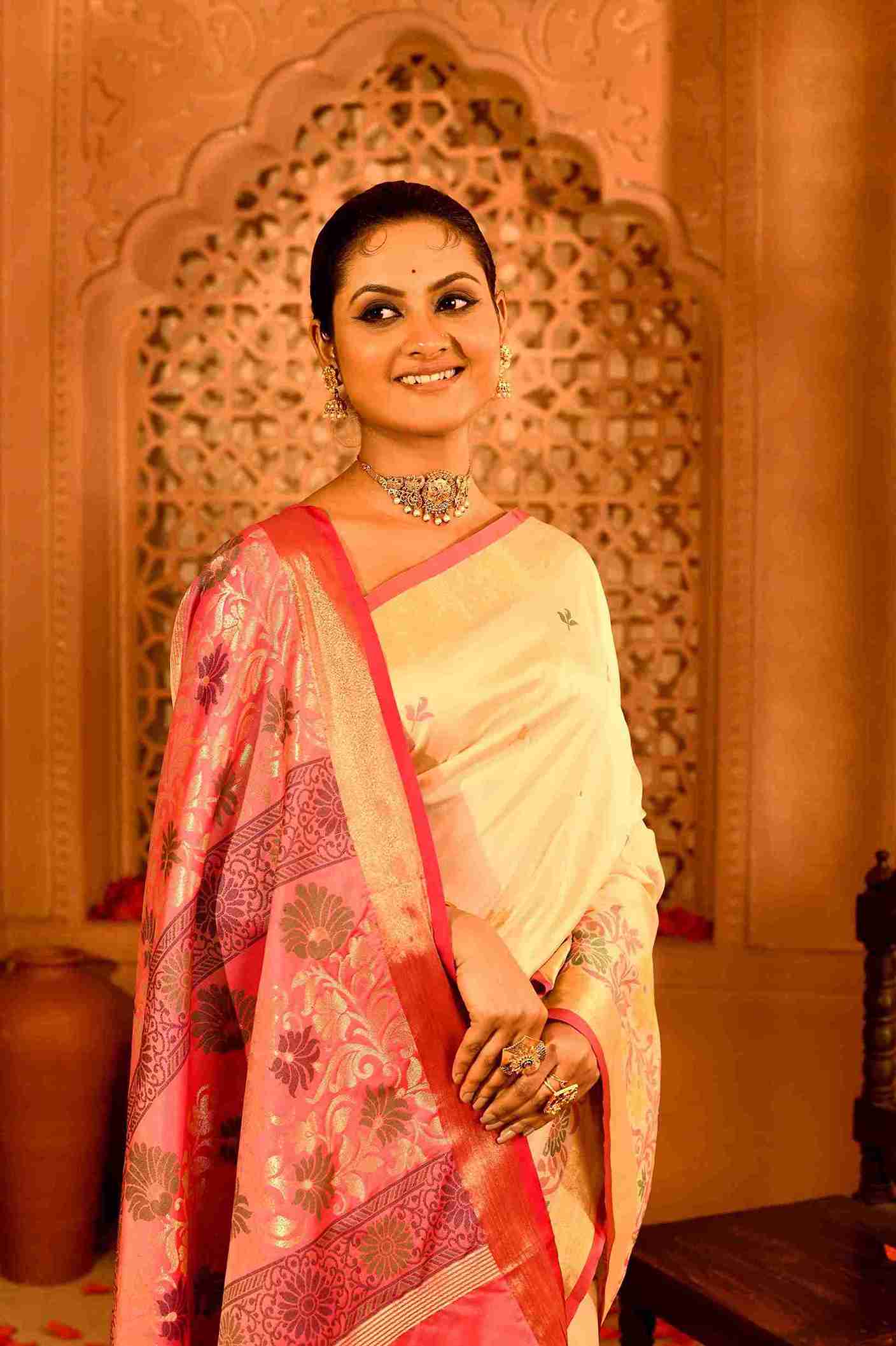 Rani Phool Blended Silk | Floral Jamdani-Style Weave & Contrast Pallu & Border